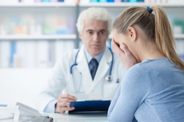 Женщина получает плохие новости от своего врача — стоковое фото