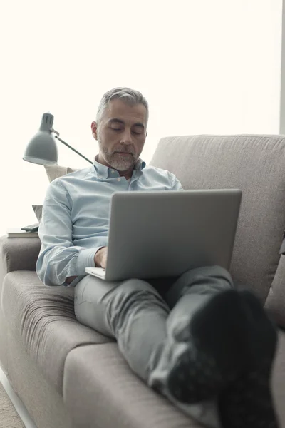 Businessman working from the couch — Stock Photo, Image