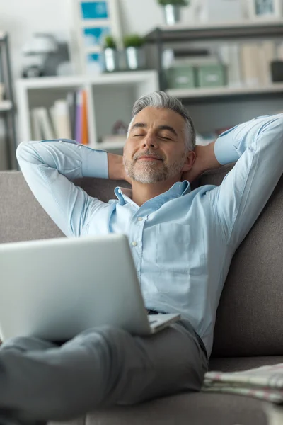 Hombre relajándose en casa —  Fotos de Stock