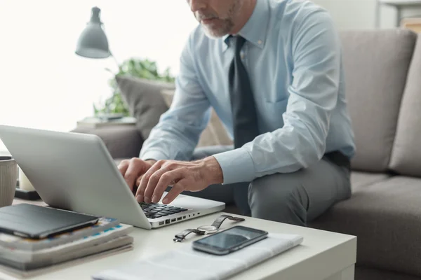 Affärsman som arbetar med sin bärbara dator — Stockfoto