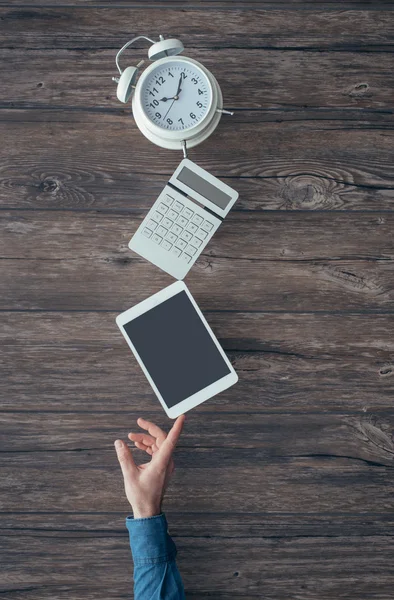 Hombre de negocios casual equilibrando un reloj — Foto de Stock