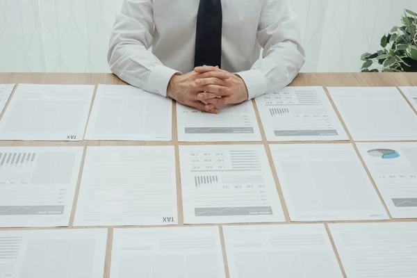 Ejecutivo trabajando en la oficina — Foto de Stock