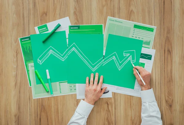 Empresário traçando um gráfico financeiro — Fotografia de Stock