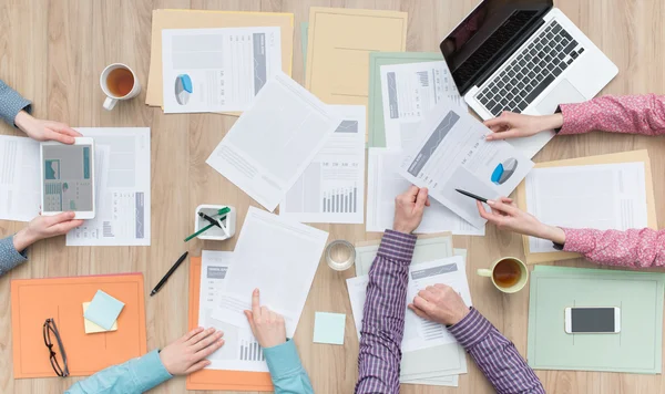 Equipe de negócios trabalhando no escritório — Fotografia de Stock