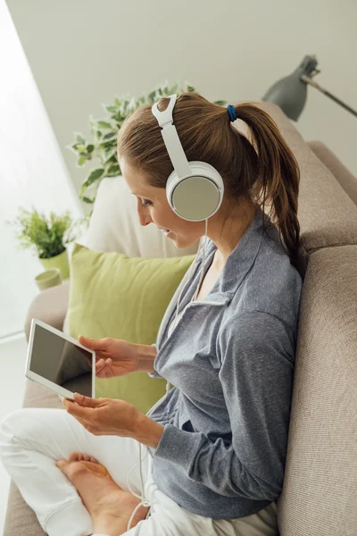 Frau mit Tablet — Stockfoto