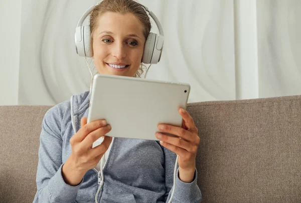 Mujer conectándose con una tableta — Foto de Stock