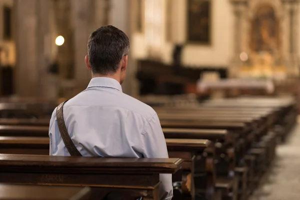 Homem sentado na Igreja — Fotografia de Stock