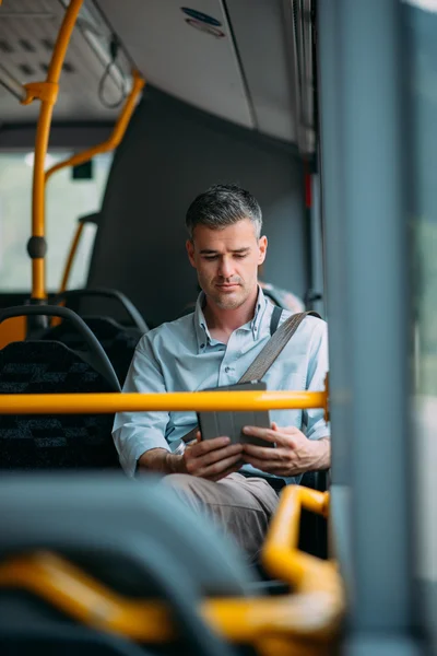 Бізнесмен подорожує автобусом — стокове фото