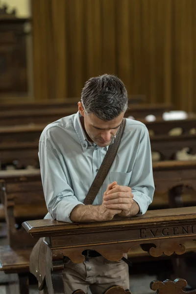 O homem religioso na Igreja — Fotografia de Stock