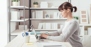 Masa başında çalışan genç ofis çalışanı