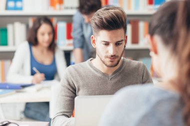 Bilgisayar kullanan öğrenci