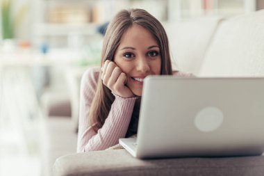 Sevimli kız laptop ile yalan