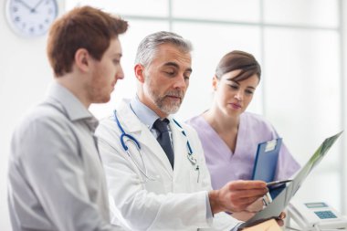 Doktor hastanın x-ray incelenmesi