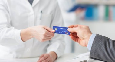 Adam bir kredi kartı ile alışveriş