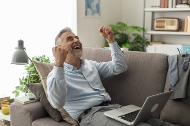 Yükseltilmiş yumruk ile neşeli işadamı