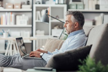 İş adamı evde çalışıyor.