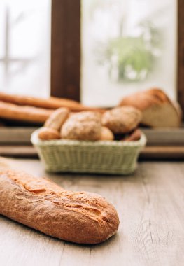 Masada taze ekmek var.