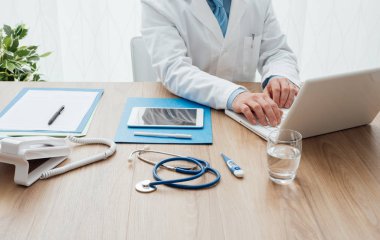 Doktor bir dizüstü bilgisayar ile çalışma