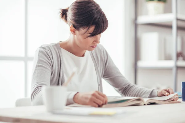 Jonge vrouw die een boek leest — Stockfoto