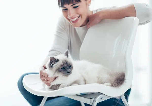 Donna con il suo bel gatto a casa — Foto Stock