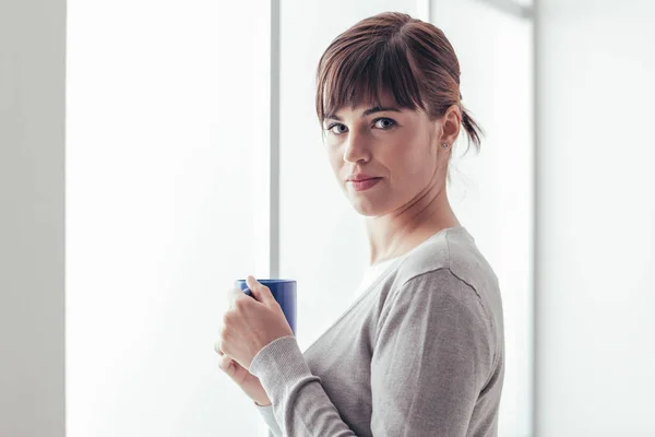 Vrouw met een warme koffie — Stockfoto