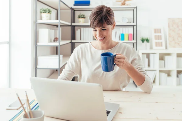 Mulher fazendo uma pausa para o café e networking — Fotografia de Stock