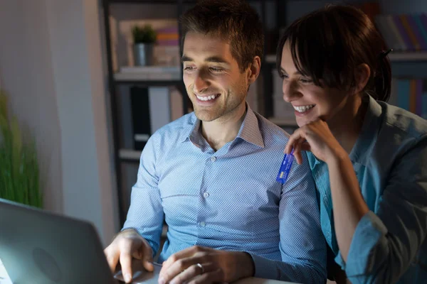 Junges Paar kauft online ein — Stockfoto