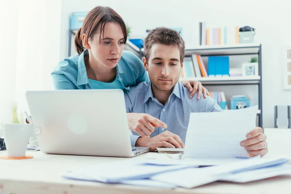 Casal verificando contas em casa — Fotografia de Stock