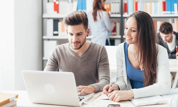 Estudiar usando ordenador portátil — Foto de Stock