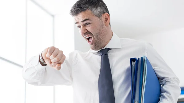 Zakenman in een haast tijd controleren — Stockfoto