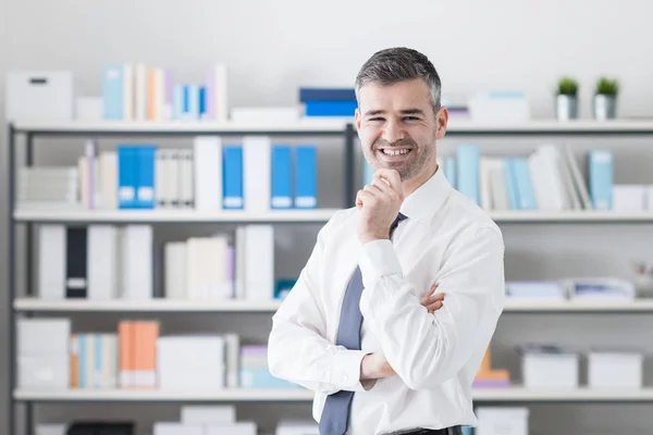 Selbstbewusster Geschäftsmann in seinem Büro — Stockfoto