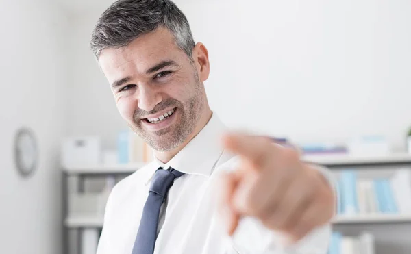 Fröhlicher Geschäftsmann zeigt auf Kamera — Stockfoto