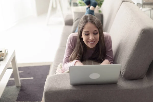 Młoda kobieta korzystająca z laptopa — Zdjęcie stockowe