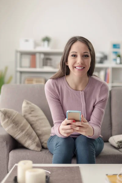 Menina bonito usando smartphone — Fotografia de Stock