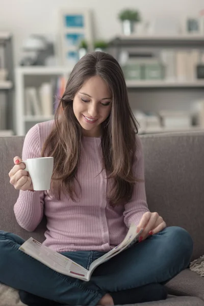 Vacker flicka hemma sitter på soffan — Stockfoto