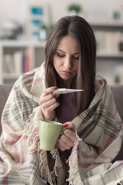 Больной женщины, которая измеряет температуру — стоковое фото