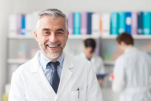 Médico jefe oliendo —  Fotos de Stock