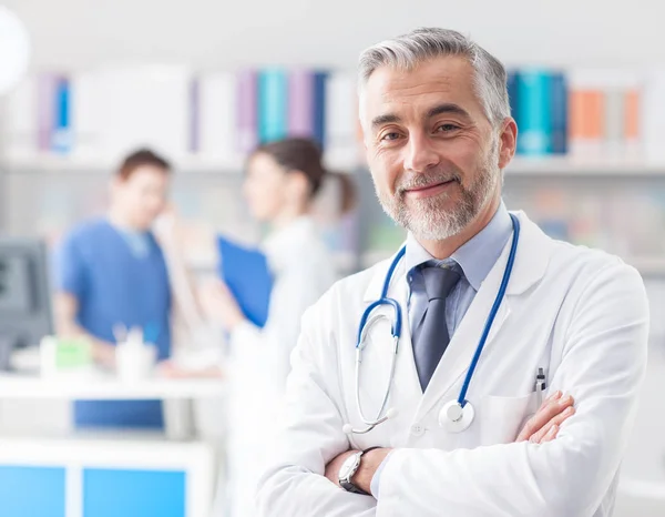 Selbstbewusste Ärztin posiert im Büro — Stockfoto