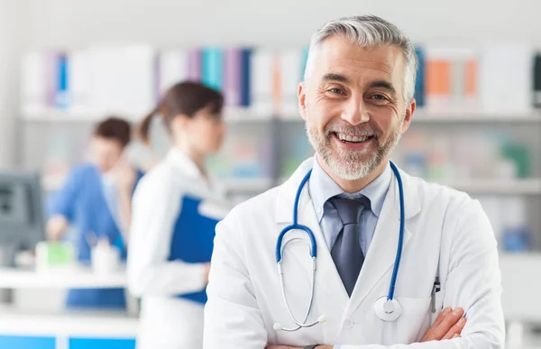 Médico jefe posando en la oficina —  Fotos de Stock