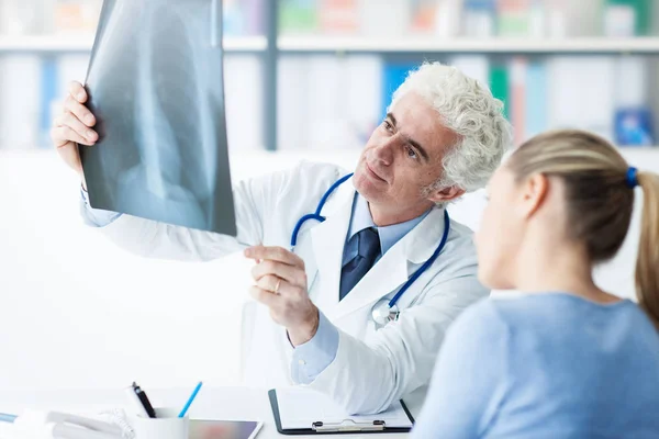 Médico examinando la radiografía de un paciente — Foto de Stock