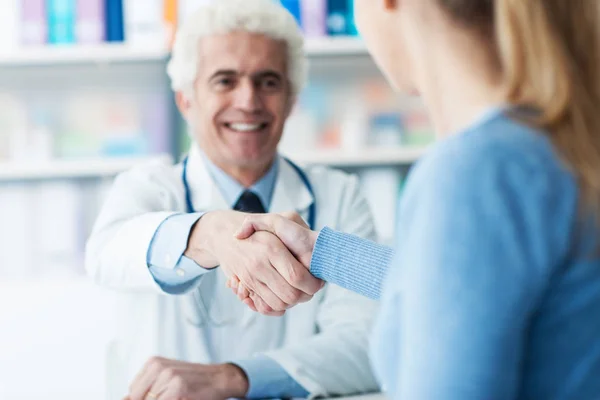 Doctor and patient shaking hands — Stock Photo, Image