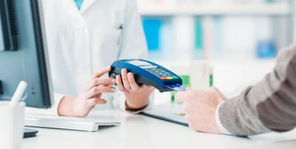 Mann kauft Produkte in der Apotheke — Stockfoto