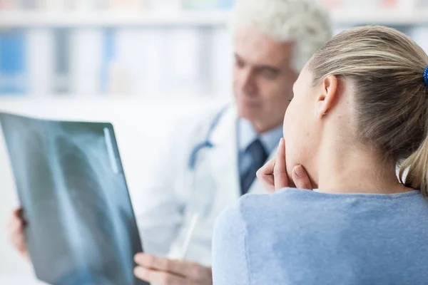 Médico que examina a radiografia de um paciente — Fotografia de Stock