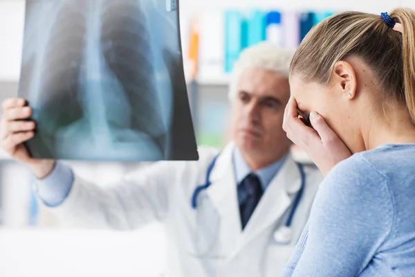 Médico que examina a radiografia de um paciente — Fotografia de Stock