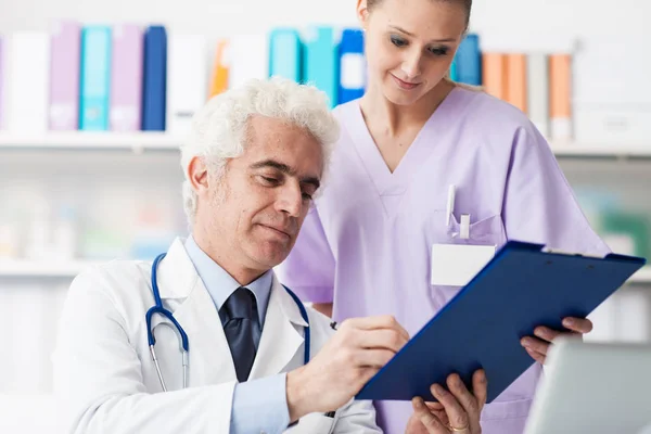 Pessoal médico que trabalha no escritório — Fotografia de Stock