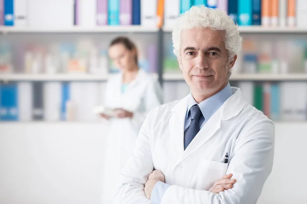Självsäker läkare poserar i hans kontor — Stockfoto