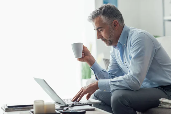 Empresario tomando un descanso para tomar café — Foto de Stock