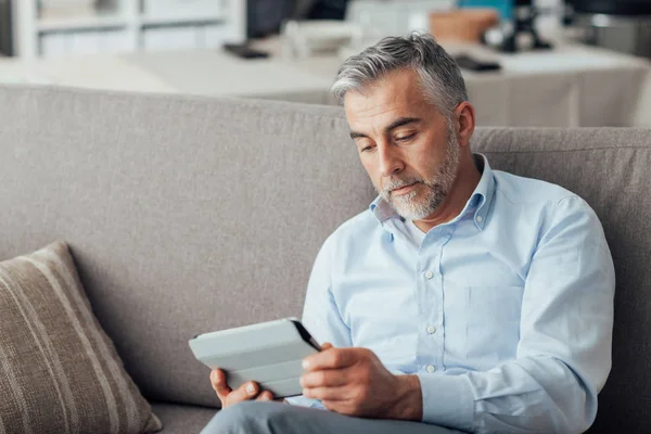 Man met een Tablet PC — Stockfoto