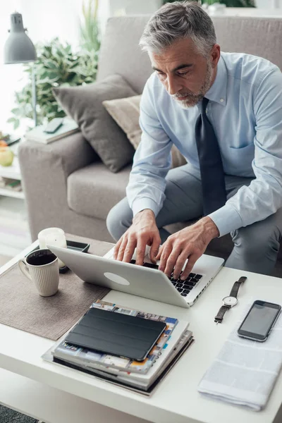 Affärsman som arbetar med sin bärbara dator — Stockfoto