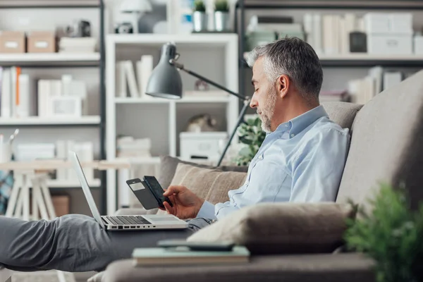 Geschäftsmann arbeitet zu Hause — Stockfoto